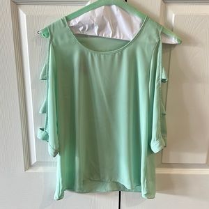 Round neck, 3/4 length with open sleeves